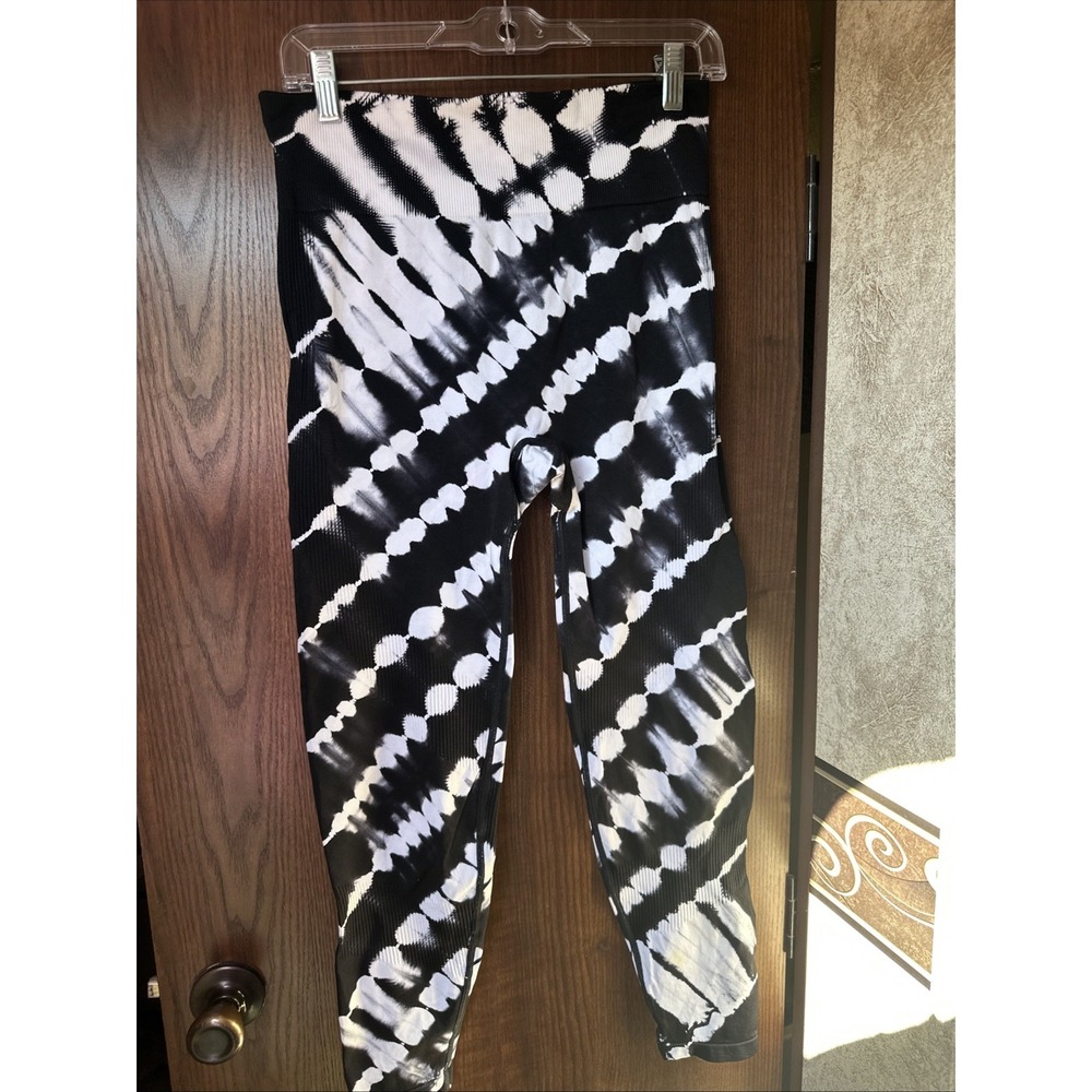 PINK Victoria's Secret Seamless Tie Dye Ribbed Leggings Black White Large - Picture 4 of 6